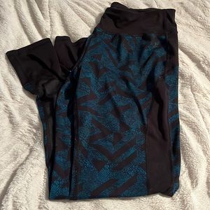 Danskin cropped Teal and Black leggings with mesh on the bottom - Size M (8-10)